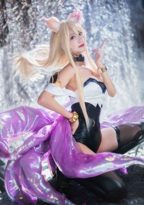 他解开女警的乳罩慢慢揉电影